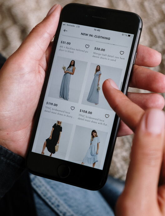 Produktübersicht auf einem Smartphone für Kleider eines Onlineshops