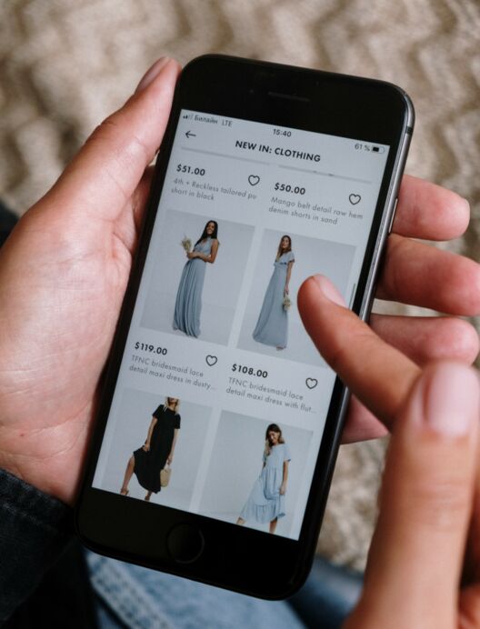 Produktübersicht auf einem Smartphone für Kleider eines Onlineshops