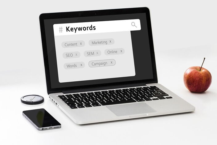 Laptop, oben auf dem Bildschirm sieht man den Hashtag Keywords