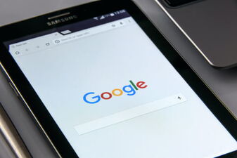 Foto von Smartphone mit Google Suchmaske