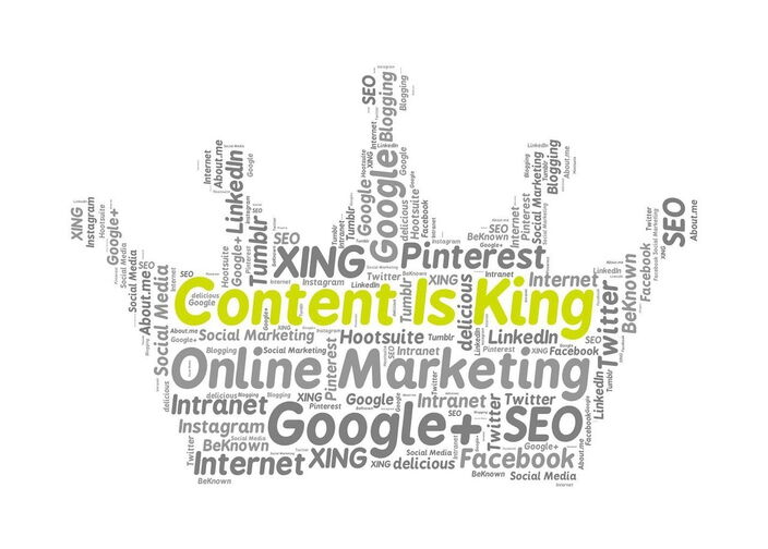 Wort-Wolke in Form einer Krone, in der Mitte der Text Content is King in gelber Schrift für SEO in Bielefeld