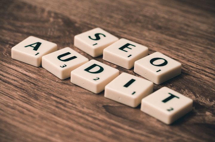 SEO Audit Buchstaben-Steine mit dem Wort SEO Audit für eine professionelle Suchmaschinenoptimierung