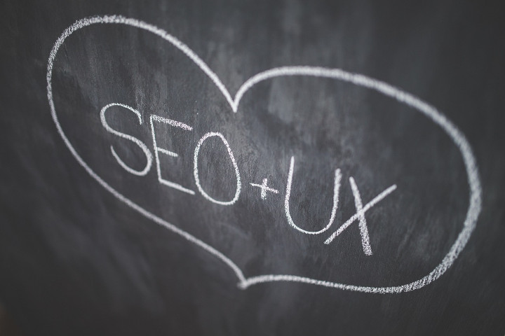 Optimierung UX Ein Herz mit weißer Kreide, in dem SEO ein Plus-Zeichen und UX steht