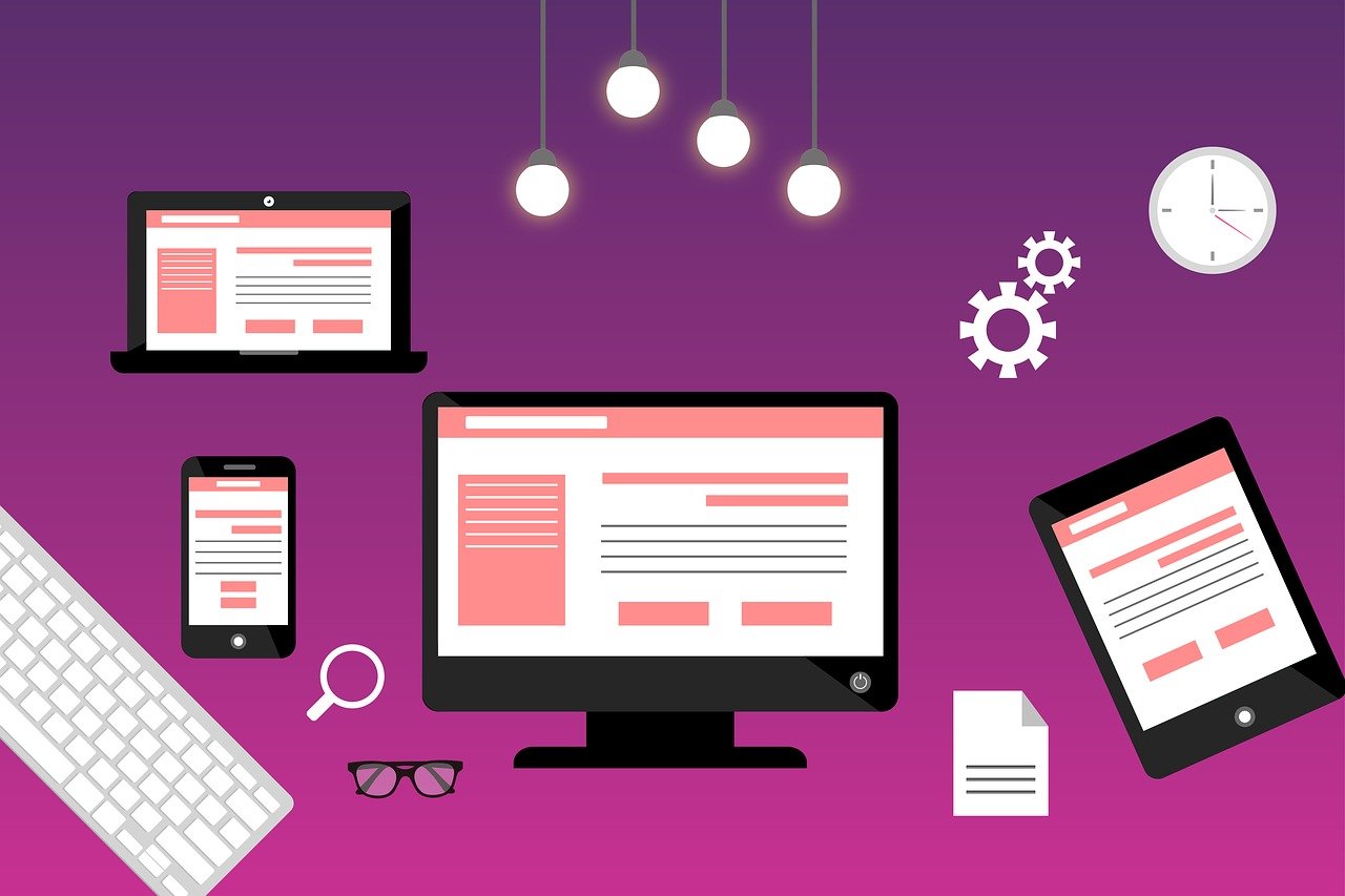 Illustration mit verschiedenen Geräten auf einem Bild wie Desktop, Smartphone, Tablet und Notebook. In der linken unteren Ecke ist eine Tastatur in weiß zu sehen.