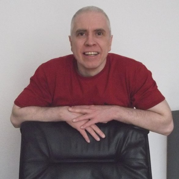 Inhaber Der Inhaber von DataOffice hinter seinem Bürosessel stehend