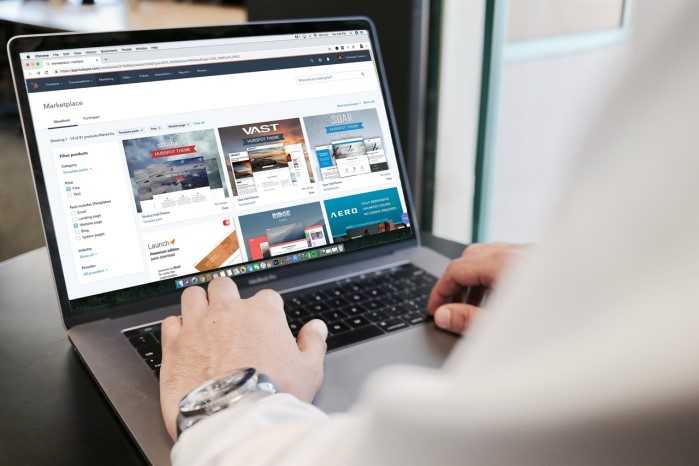 Mann am Notebook sieht sich Designvorlagen an