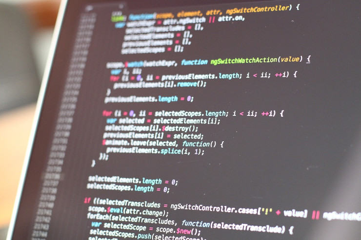 Bildschirm, der Quellcode zum Programmieren einer Website zeigt.